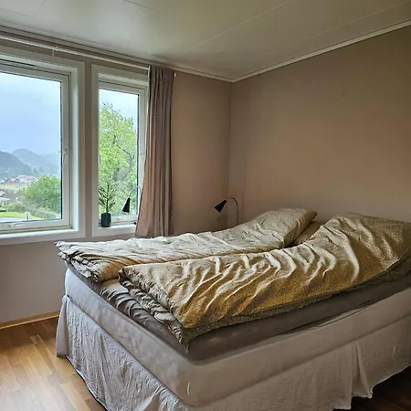 Holiday home Charming 3-bedroom House In With Mountain Views