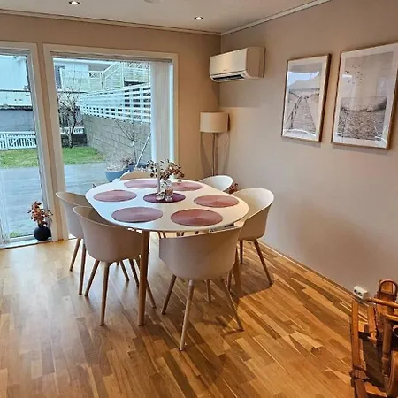 Holiday home Charming 3-bedroom House In With Mountain Views *