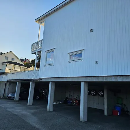 Charming 3-bedroom House In With Mountain Views