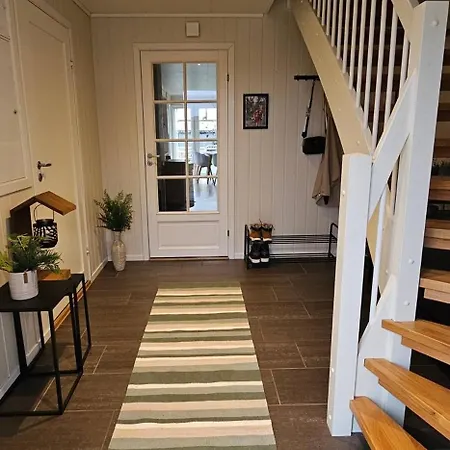 Charming 3-bedroom House In With Mountain Views *